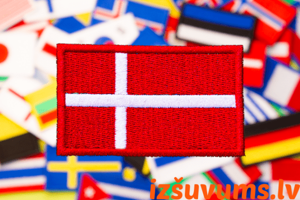 Uzšuve Dānijas karogs